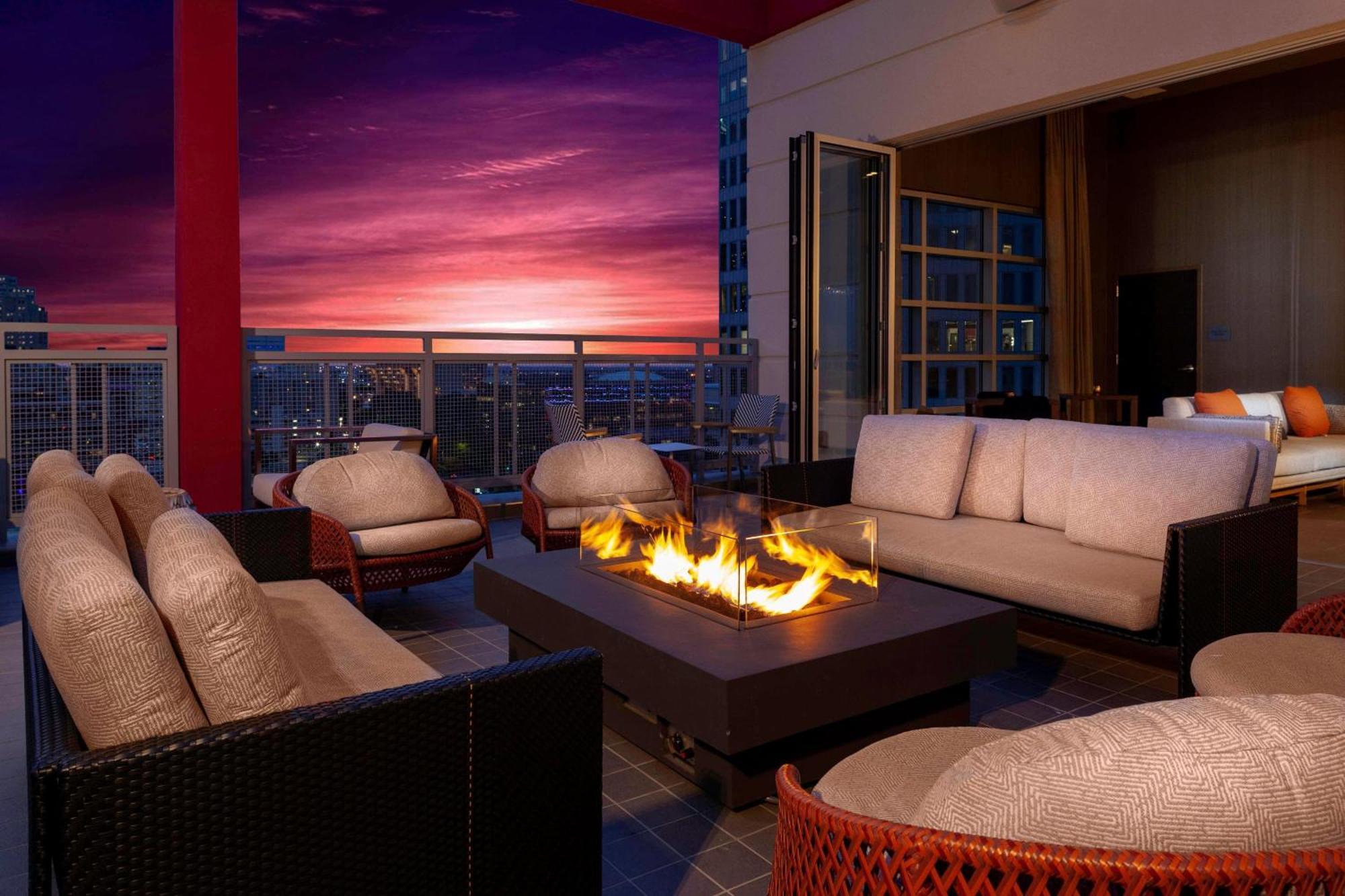 Courtyard By Marriott Dallas Downtown/Reunion District Exteriör bild
